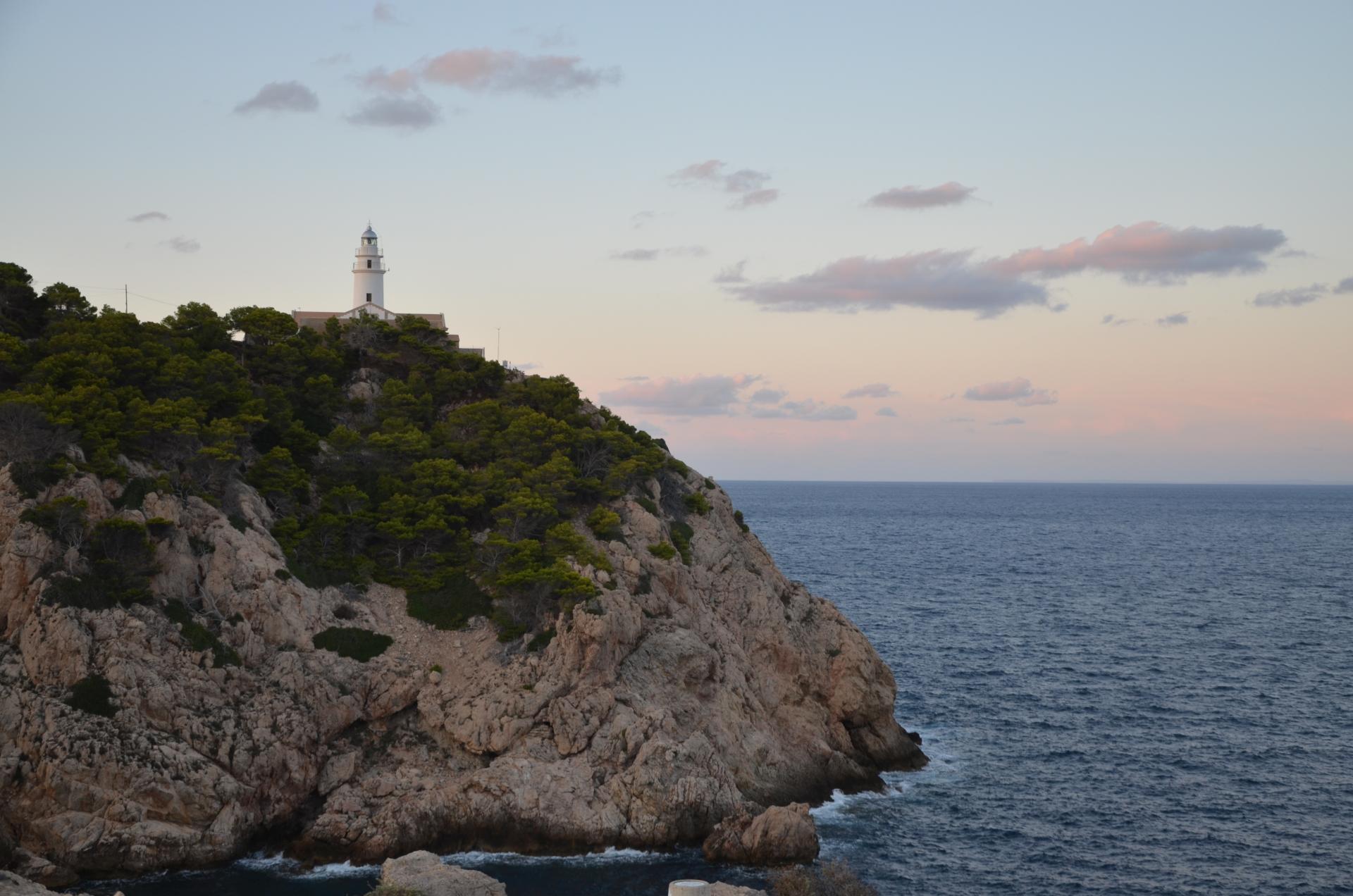 Faro en acantilado