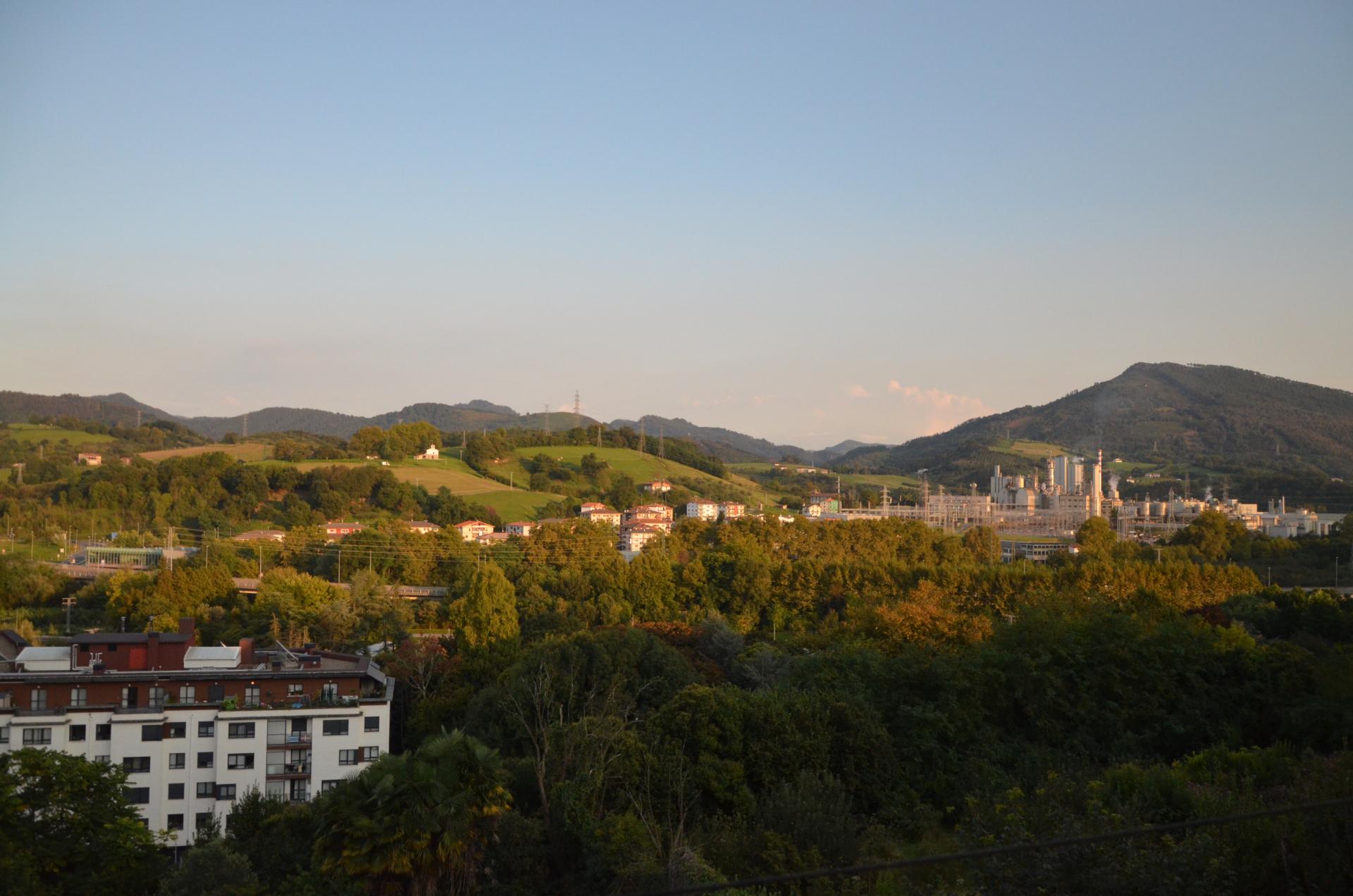 Ciudad con montañas