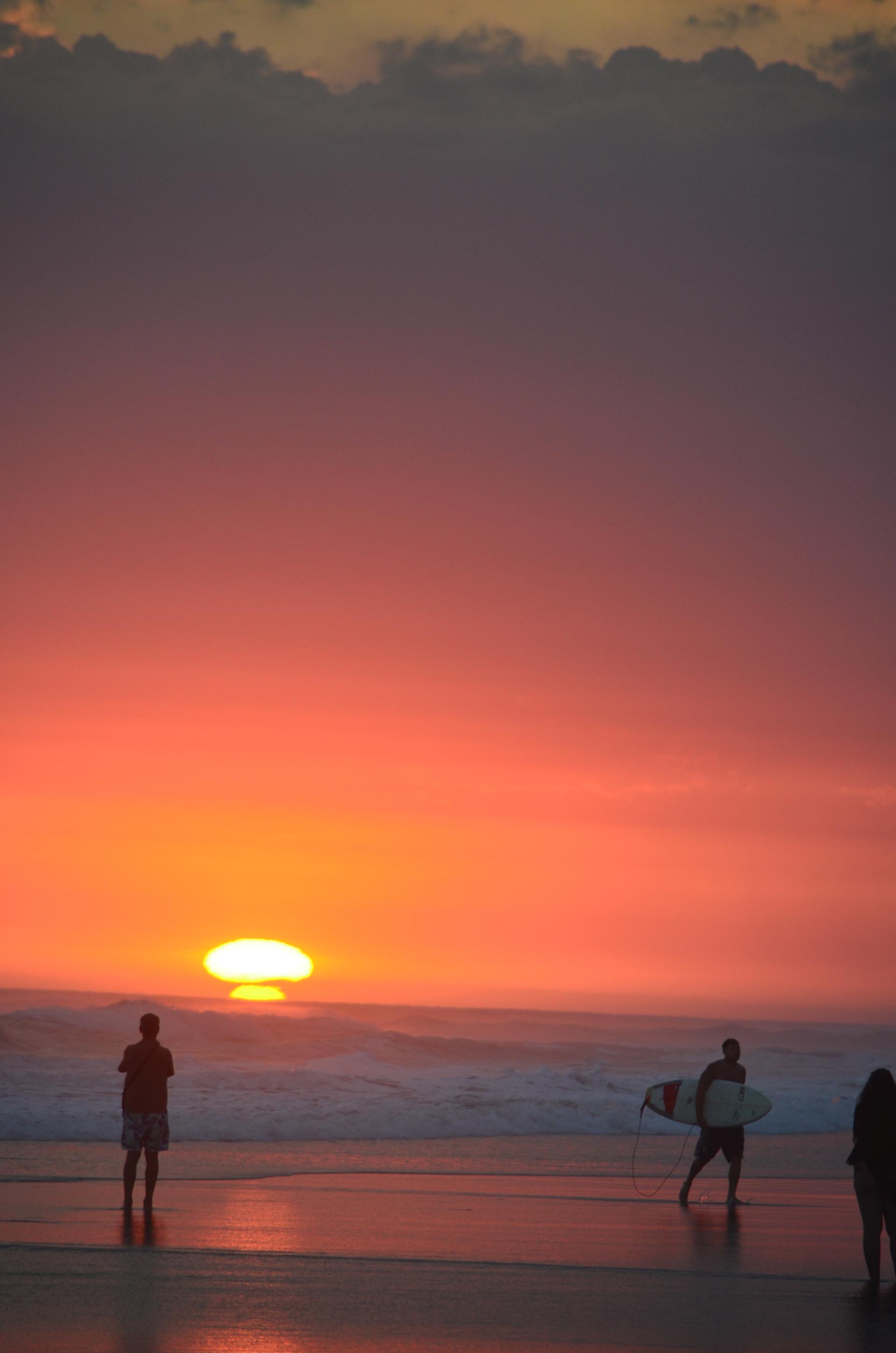 Atardecer con surfistas