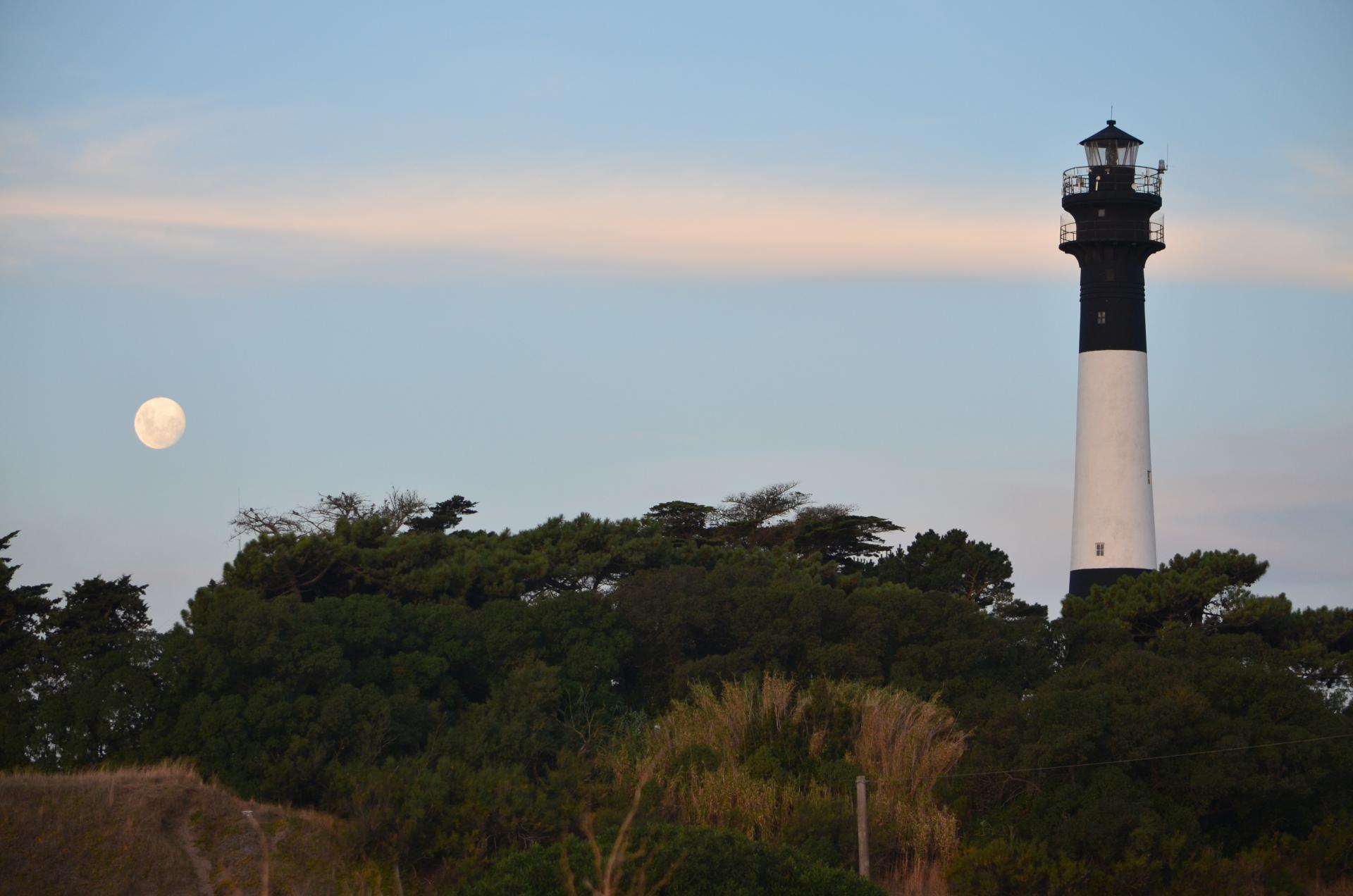 Faro con luna llena, Necochea