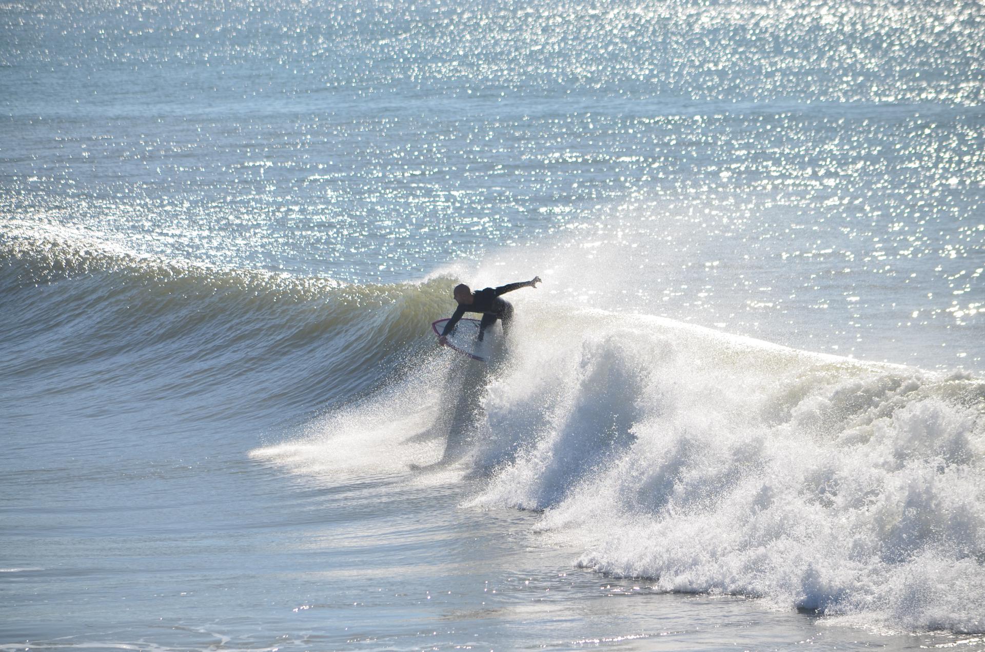 Surfista en contraluz